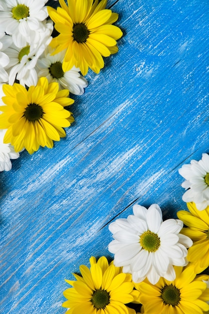 Belles fleurs sur mur en bois