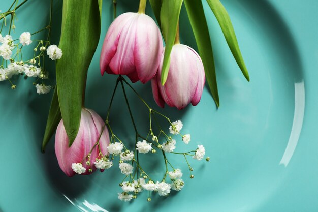 Belles fleurs sur plaque close up