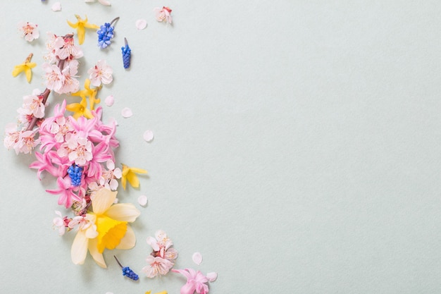 Belles fleurs de printemps sur la surface du papier