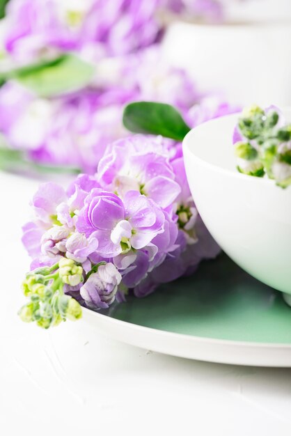 Belles fleurs de printemps sur le tableau blanc, mise au point sélective