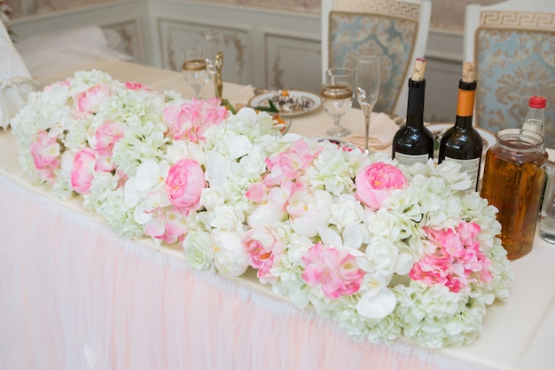 Belles fleurs roses et blanches sur la table le jour du mariage