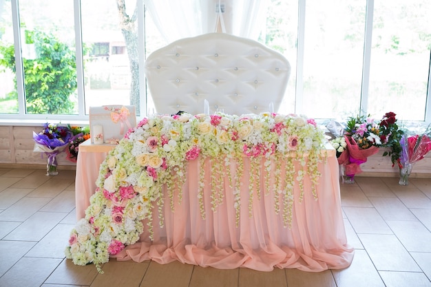 Belles fleurs roses et blanches sur la table le jour du mariage