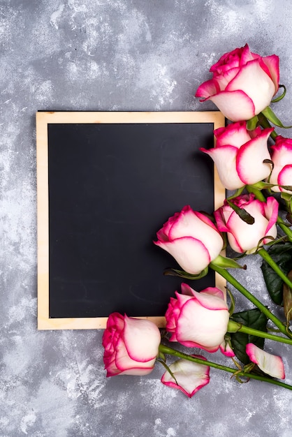 Belles Fleurs Roses Sur Table En Pierre Grise. Bordure Florale.