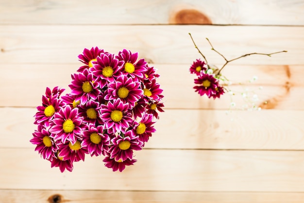 Belles fleurs rouges dans un vase, sur un fond en bois, décoration intérieure, fond, isoler, inspiration, printemps et cadeau