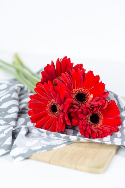 Belles fleurs rouges fraîches sur fond clair