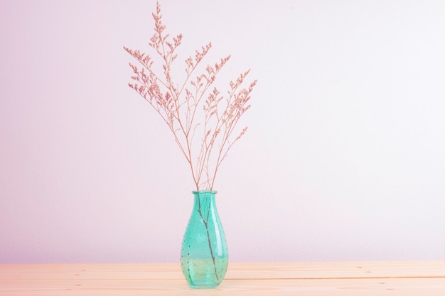 Photo belles fleurs séchées dans un vase vert