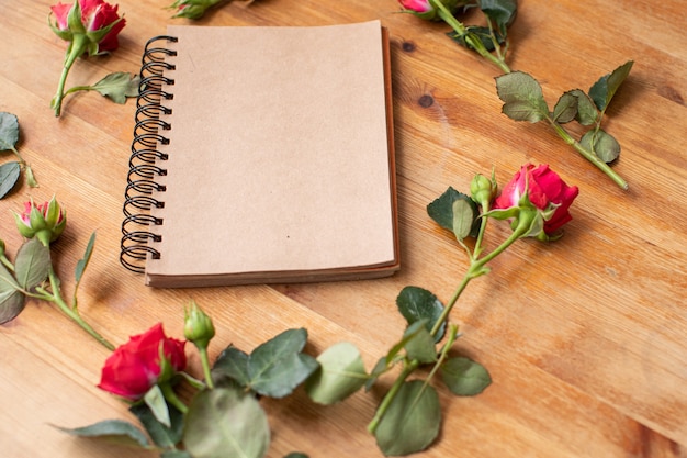 Photo belles fleurs sur la table en bois avec ordinateur portable. le travail du fleuriste. livraison de fleurs.