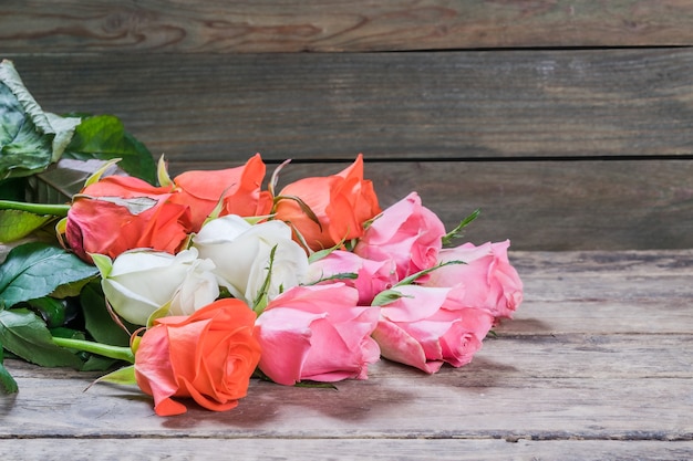 Belles fleurs sur table en bois