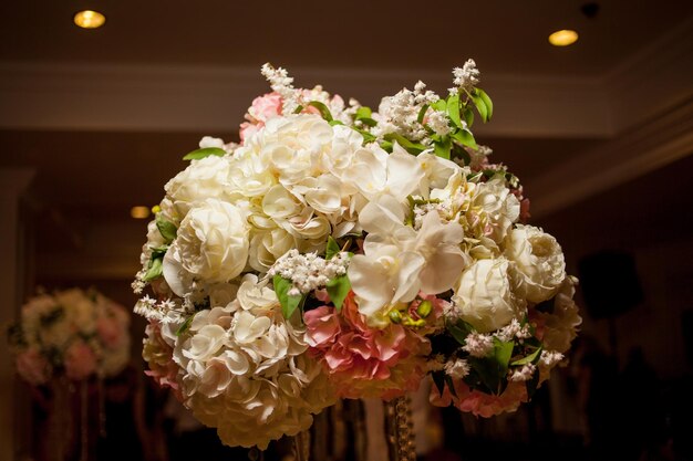 Belles fleurs sur table le jour du mariage. Décor de fleurs de table de mariage. décoration de banquets