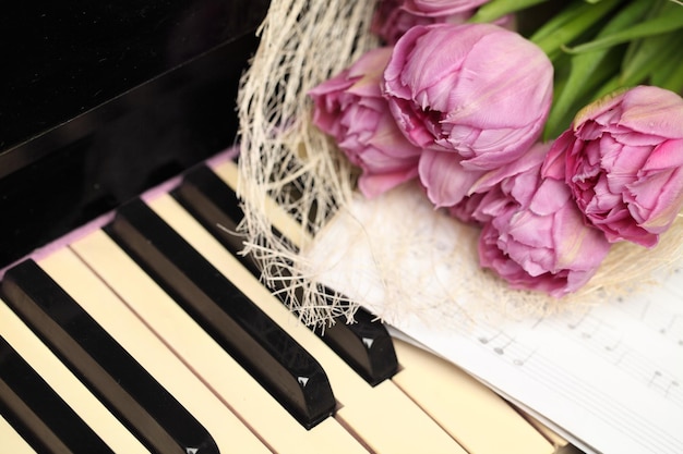 Belles fleurs de tulipes sur fond de touches de piano