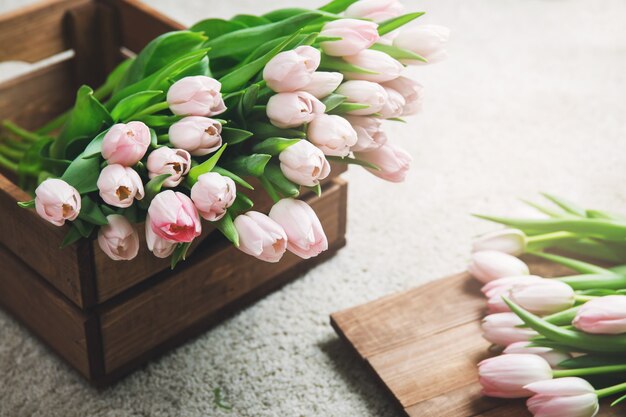 Belles fleurs de tulipes roses dans la boîte en bois