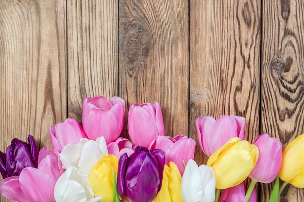 Belles fleurs de tulipes sur table en bois, design rustique