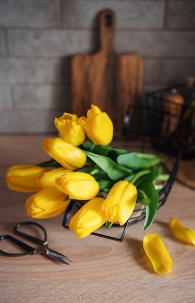 Belles fleurs de tulipes sur la table à la cuisine