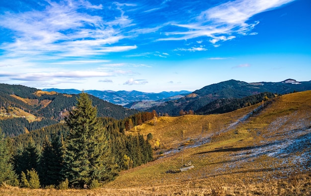 Belles forêts couvrant les montagnes des Carpates et un petit village