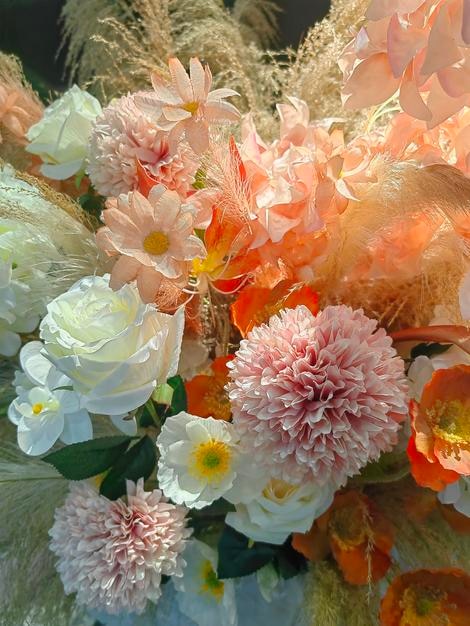 Belles et fraîches fleurs de printemps en arrière-plan