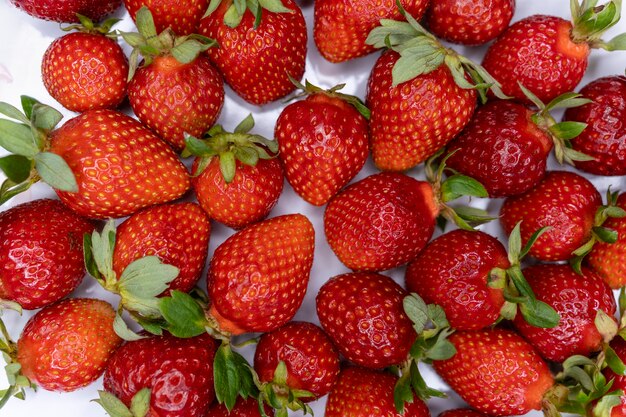 Belles fraises rouges juteuses fond de fraises de sucre en tranches avec un espace pour l'espace de copie de texte