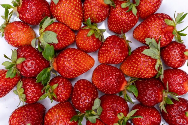 Belles fraises rouges juteuses fond de fraises de sucre en tranches avec un espace pour l'espace de copie de texte