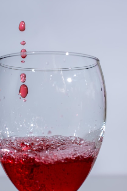 Belles gouttes de vin rouge dans un verre