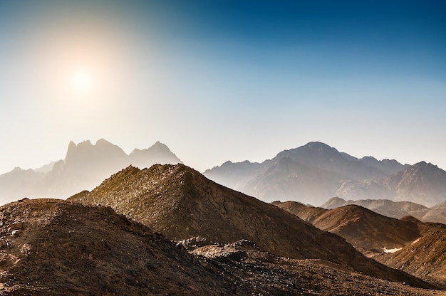 Belles hautes montagnes dans le désert d'Arabie. Paysage d'été