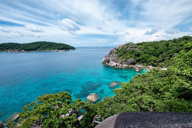 Belles îles Similan avec mer tropicale aux beaux jours à Phang Nga, Thaïlande
