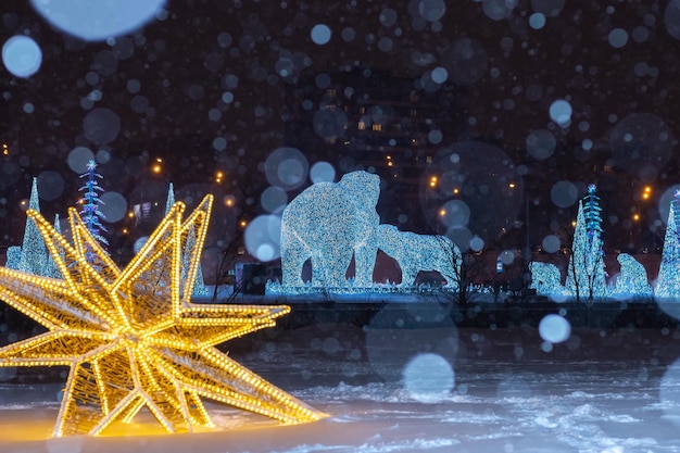 Belles illuminations festives sur le fond de neige close up district de Rostokino MoscowRussia