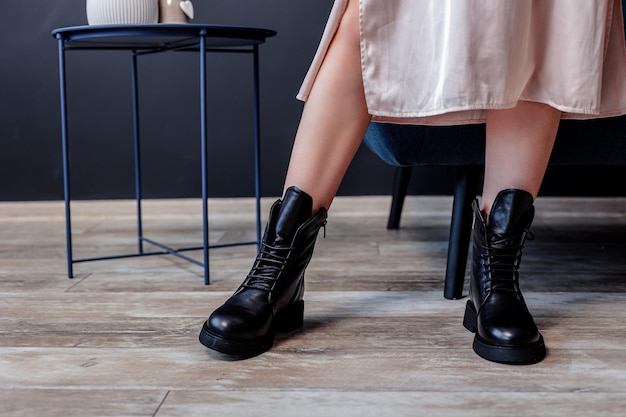 Belles jambes féminines, avec des chaussures élégantes en cuir noir. Chaussures en cuir pour femmes à la mode