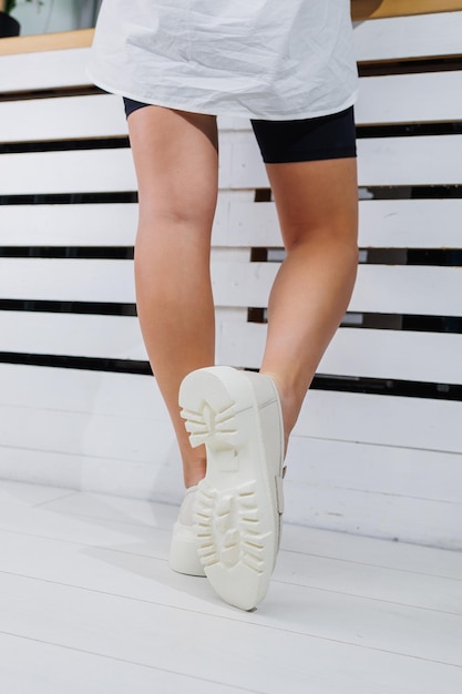 Belles jambes féminines en mocassins en cuir blanc Chaussures pour femmes d'été