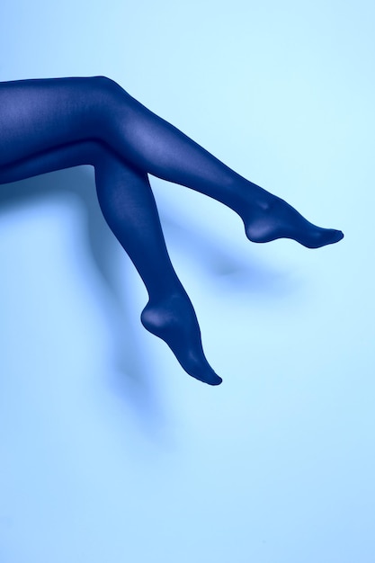Belles jambes de femme en collants bleus