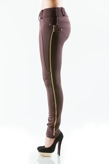 Belles jambes de femmes minces en talon haut beige