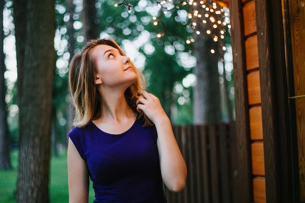 Belles jeunes femmes dans la chaude lumière d'automne avec des feuilles dorées sur les arbres