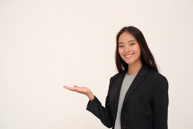 Les belles jeunes femmes sourient sur un fond simple et laissent de l&#39;espace pour la saisie de texte.