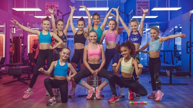 De belles et jeunes filles dans une salle de sport