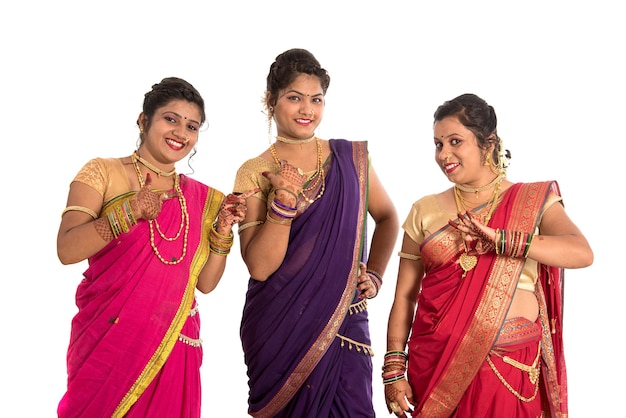 Belles jeunes filles indiennes traditionnelles en saree posant sur blanc