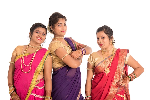Belles jeunes filles indiennes traditionnelles en saree posant sur blanc