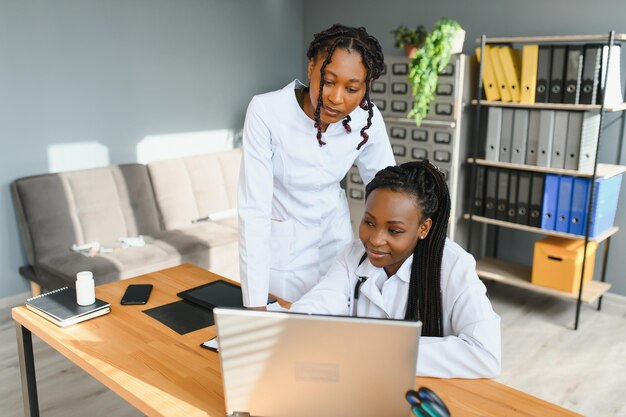 Belles jeunes infirmières s'amusant avec un ordinateur portable