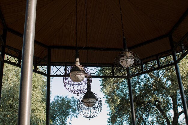 Belles lampes dans le belvédère du parc