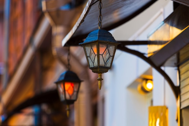 Belles lanternes décoratives dans la rue de la ville. photo de haute qualité