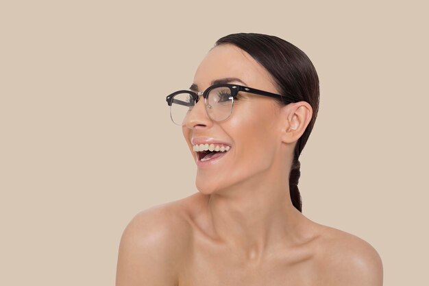 Belles lunettes élégantes Vision saine Belle jeune femme souriante dans des verres transparents sur fond blanc