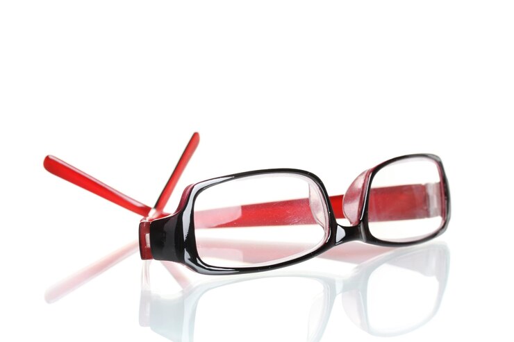 Photo belles lunettes isolées sur blanc