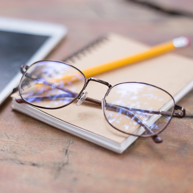 Photo belles lunettes placées sur le livre