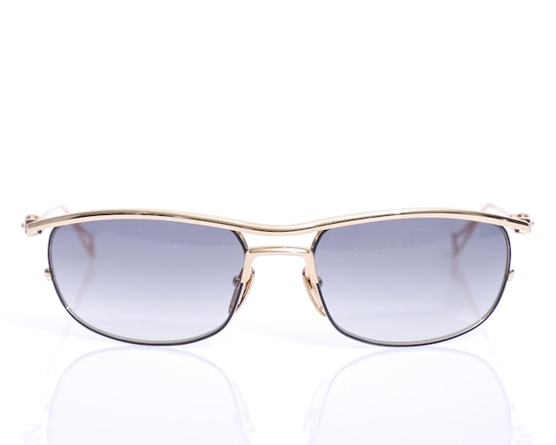 Belles lunettes de soleil de luxe isolées sur fond blanc