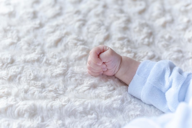 Belles mains de bébé nouveau-né