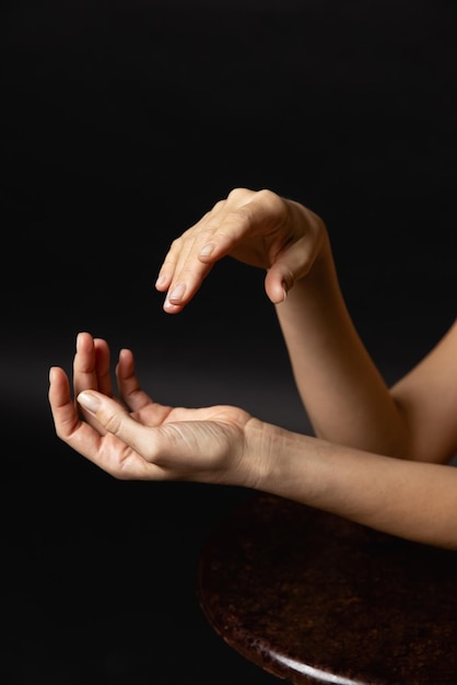 Belles mains de danseur sur un fond noir