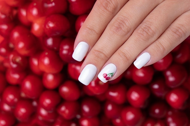 Belles mains féminines avec des ongles de manucure blancs