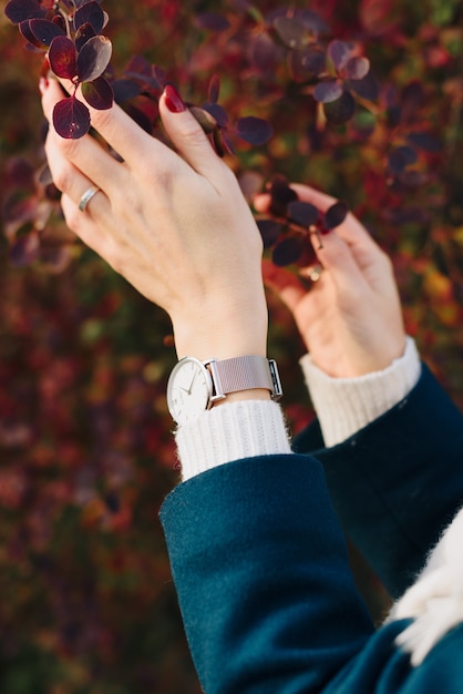 Belles mains d'une fille à l'automne