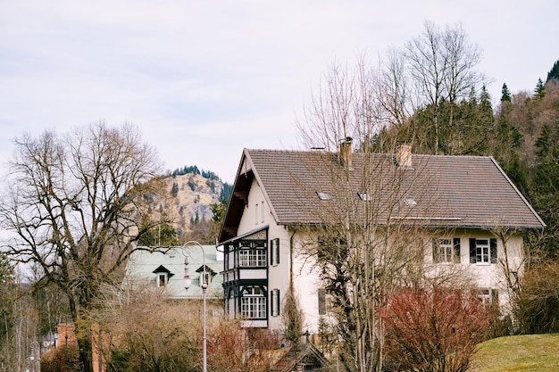 Belles maisons à l'arrière-plan des montagnes dans le village d'Oberammergau Allemagne