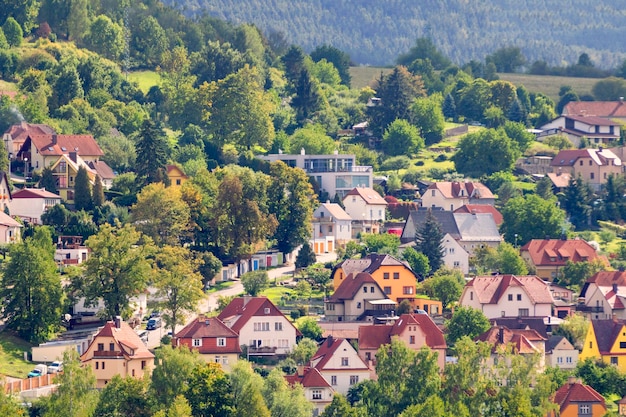 Belles maisons aux toits de tuiles rouges