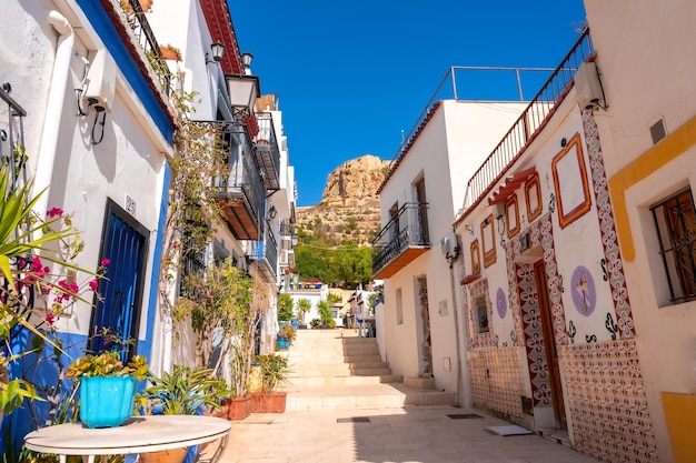 Belles maisons blanches et pittoresques dans le quartier de Santa Cruz à Alicante Communauté valencienne