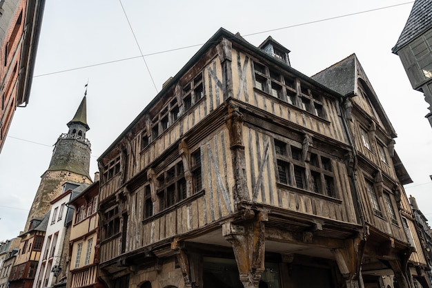 Belles maisons en bois dans la vieille ville de Dinan et son château médiéval Bretagne française