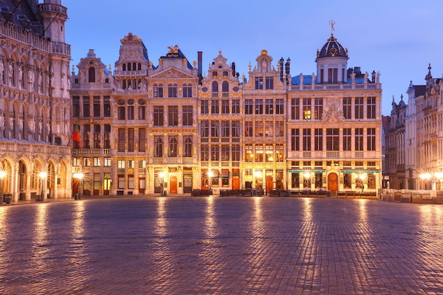 Belles maisons de la grand place la nuit à bruxelles belgique de droite à gauche le roy de...
